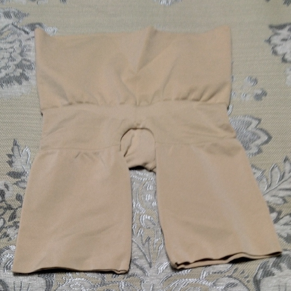 Asset By Spanx Nude Mid Waisted Shorts Shapewear M New